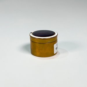 Pastillero Cilindrico de Bronce con Tapa de Esmalte Bordó - imagen 2