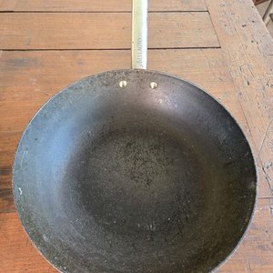 Wok de metal, termo decorado, platillo y jarro de leche - imagen 2