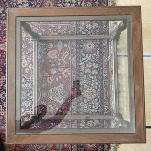Mesa de Centro Cuadrada con Tapa de Vidrio y Patas Torneadas - imagen 9