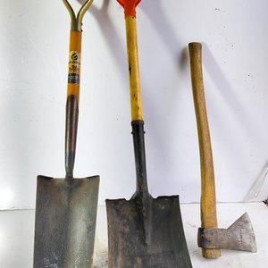 Lote de Herramientas: 2 Palas, Hacha y Llaves de Bujía - imagen 1