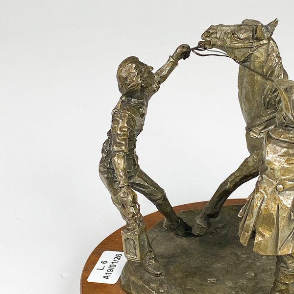 Bronce firmado, escultura de hombre y caballo con llamada a la libertad - imagen 2