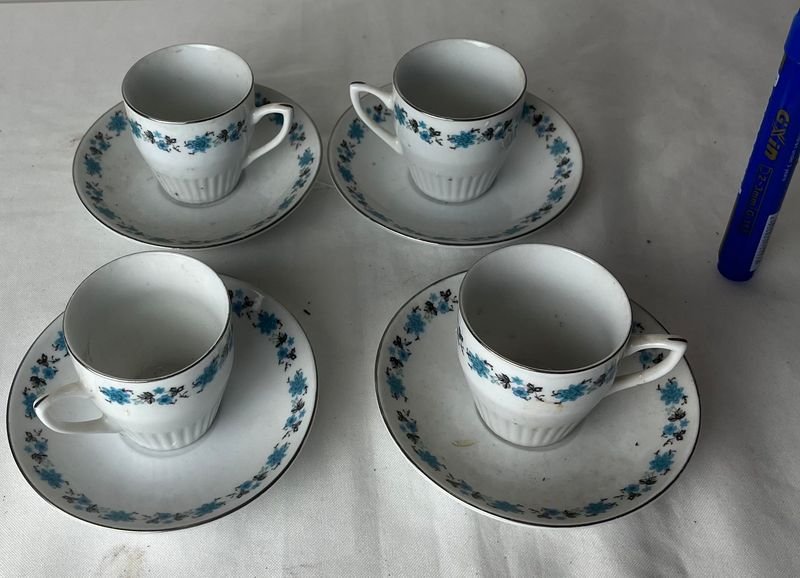 Lote siguiente: Tazas de porcelana con diseños florales azules