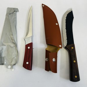 Lote anterior: Dos Cuchillos con Estuches de Cuero y Mango de Madera