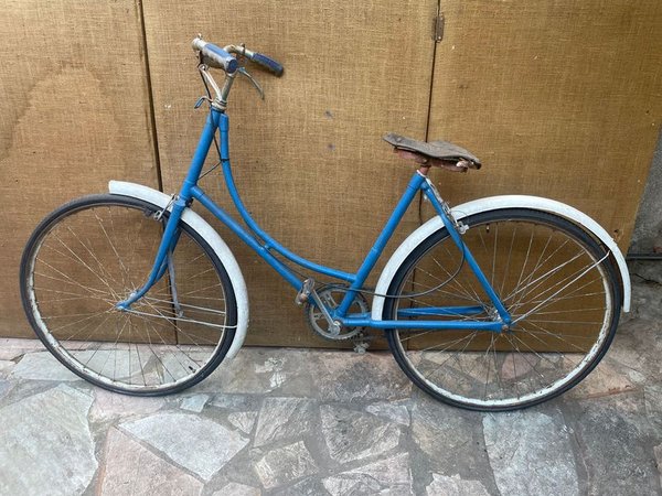 Bicicleta Antigua de Dama Azul con Freno a Varilla