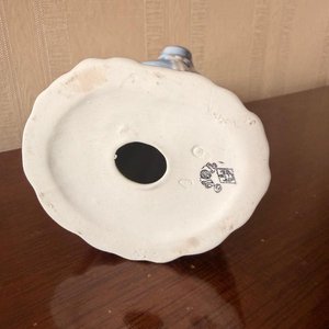 Figura Femenina Decorativa en Cerámica Esmaltada con Sombrero Azul - imagen 2