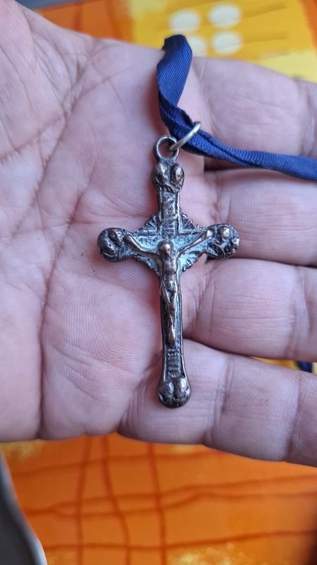 Antiguo crucifijo con cinta azul de época - imagen 3