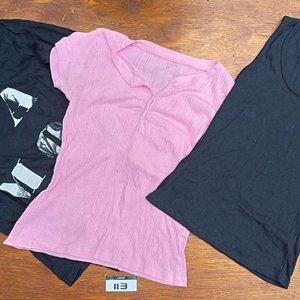 Lote de Ropa Femenina: Jeans con Tachas y Remeras Variadas - imagen 2