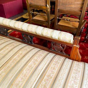 Diván Estilo Luis XV con Tapizado Floral y Patas de Madera Oscura - imagen 4
