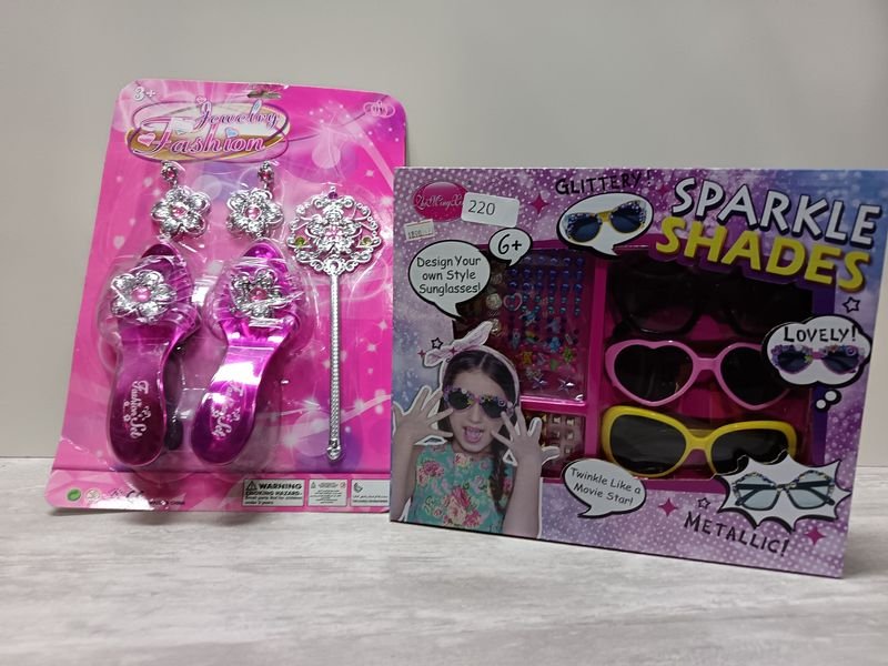 Lote siguiente: Conjunto de joyería y gafas para niños