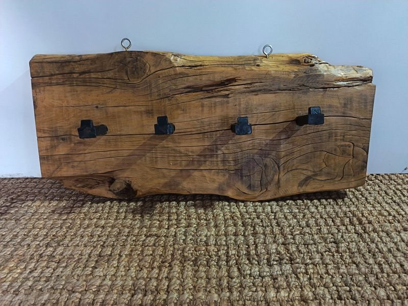 Perchero Rústico de Madera con Ganchos de Hierro