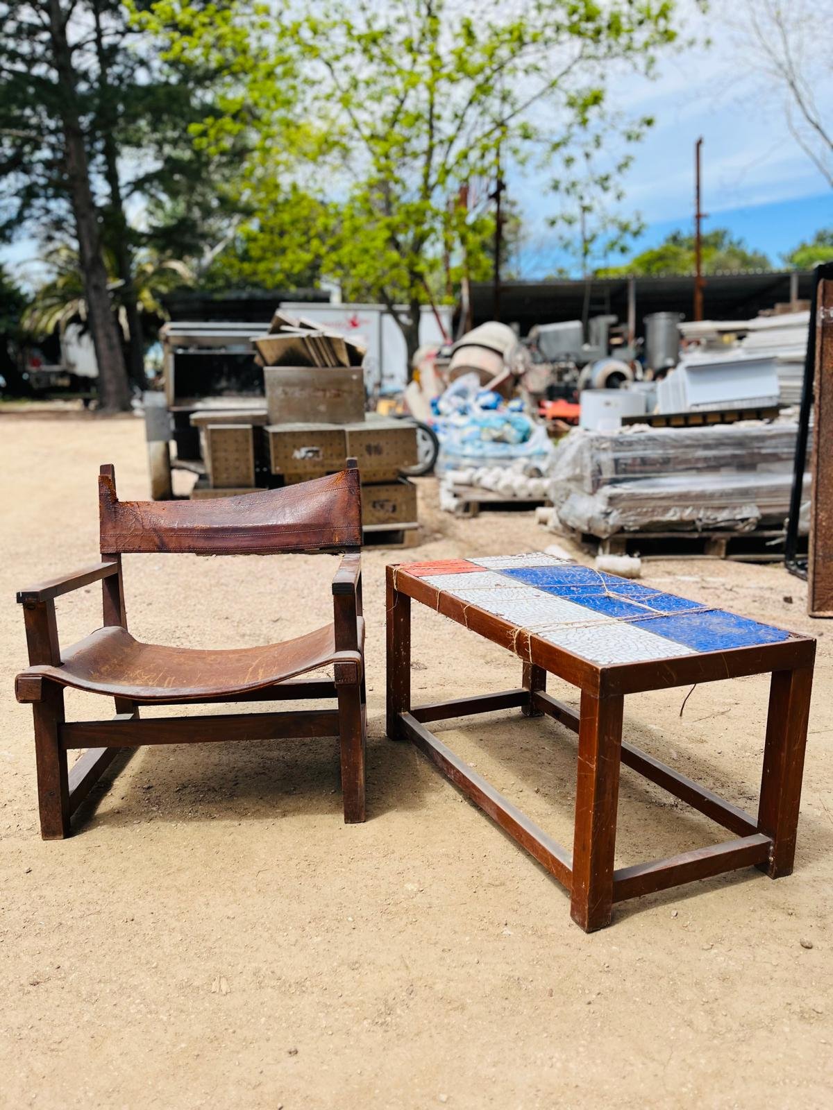 Butaca de Cuero y Madera con Mesa Ratona Mosaico