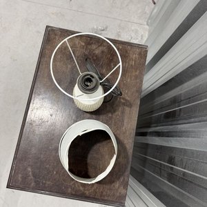 Lámpara de Mesa Cerámica Base Rayada Blanca y Beige - imagen 2