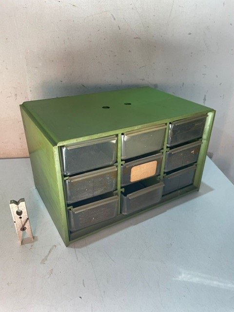 Caja de almacenamiento para tornillos con compartimientos separados - imagen 3