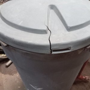 Tanque de Agua de PVC Gris 250 Litros con Tapa Agrietada - imagen 3