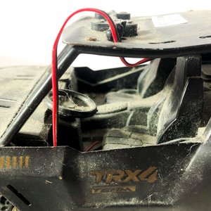 Auto a Control Remoto Negro con Baterías y Control Rojo - imagen 3