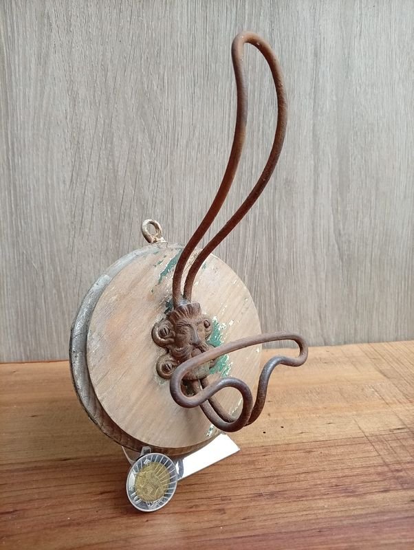 Perchero de Hierro y Madera con Rostro de León