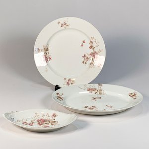 Lote siguiente: Tres Piezas de Porcelana Limoges Blancas con Flores