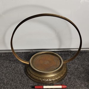 Jarra Antigua de Bronce y Metal con Base Decorativa - imagen 5