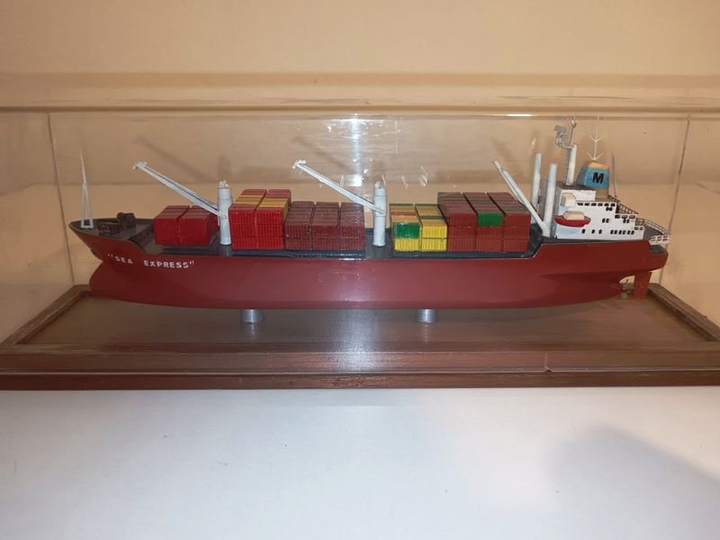 Maqueta de buque de carga uruguayo en vitrina de exhibición - imagen 2