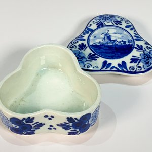 Pastillero Holandés de Cerámica Triangular Azul y Blanco con Molino - imagen 2