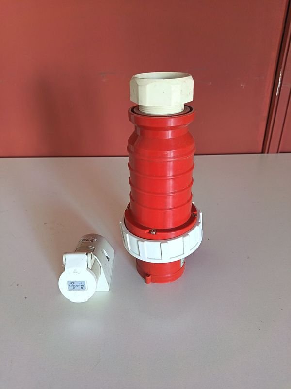 Conectores Industriales Rojos y Blancos