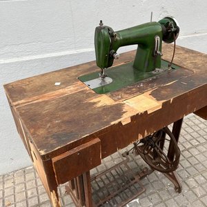 Máquina de Coser Antigua Verde con Base de Hierro y Mesa de Madera - imagen 3