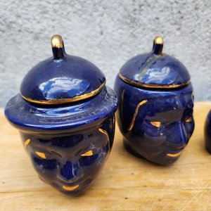 Set de Salero y Pimentero de Loza Azul con Tapa Dorada - imagen 2