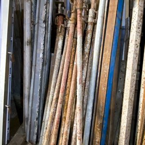 Lote siguiente: Quince Puntales Metálicos para Construcción con Detalles y Faltantes