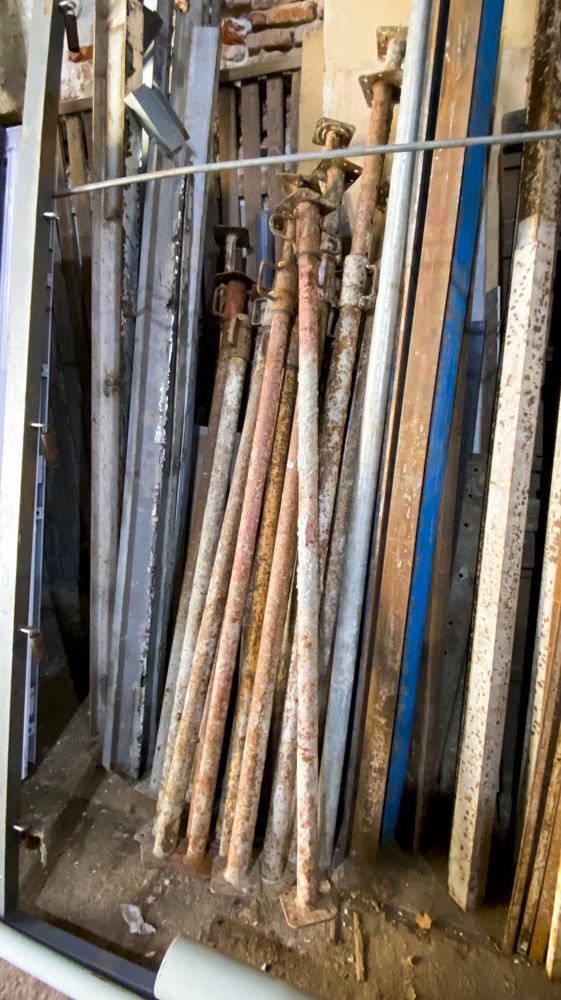 Quince Puntales Metálicos para Construcción con Detalles y Faltantes