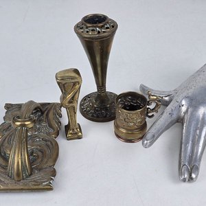 Lote siguiente: Lote de Objetos Decorativos y Utilitarios en Bronce y Metal