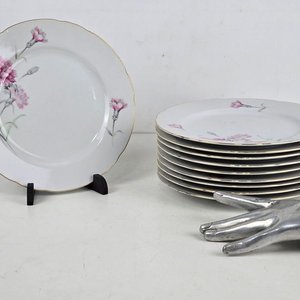 Lote siguiente: 10 Platos de Porcelana Japonesa Tono Hin con Claveles Rosados y Bordes Dorados