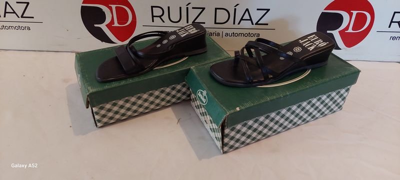 Lote anterior: Zapatos negros de tacón bajo