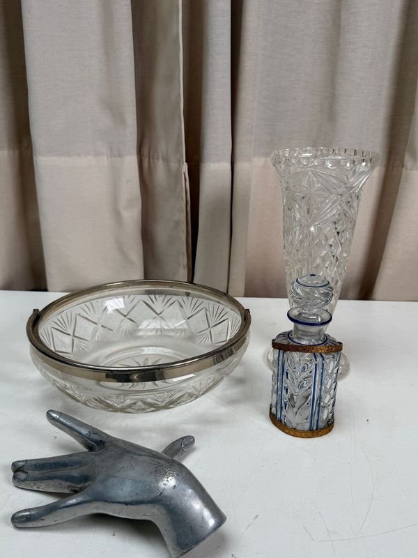 Juego de Cristal Tallado: Florero y Cuenco con Detalles Metálicos