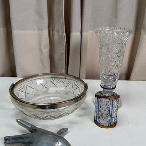 Lote anterior: Juego de Cristal Tallado: Florero y Cuenco con Detalles Metálicos