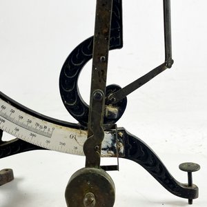 Balanza Antigua de Hierro Negra con Numeración Esmaltada - imagen 3