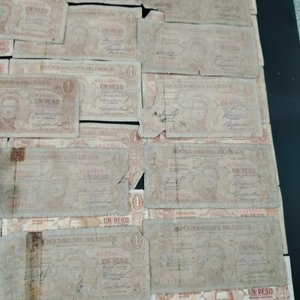 Moneda Antigua de Cobre con Imagen Religiosa y Billetes Uruguayos - imagen 6