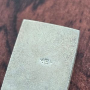 Lote de 2 Piezas de Plata: Dije con Piedra Roja y Broche Estilizado - imagen 5