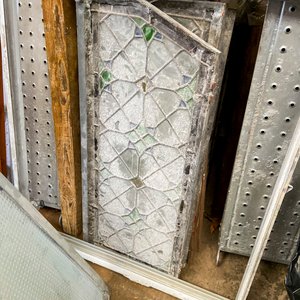 Dos piezas: dos hojas vitraux de hierro con material pegado 105 x 440 cm cada una y una ventana aluminio y vidrio con material pegado 110 x 100 cm con detalle - imagen 5