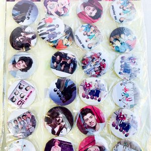 Lote anterior: Lote de 24 Pines de Violetta y One Direction