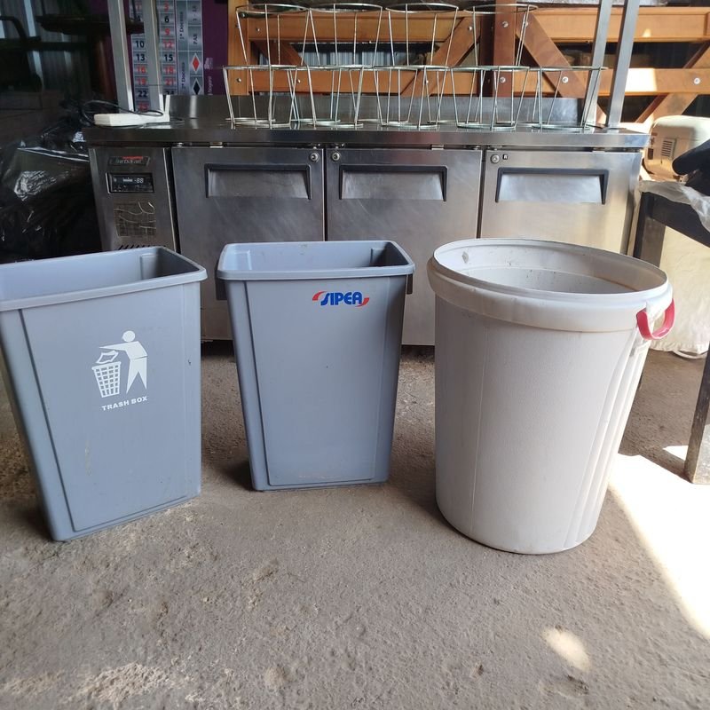 Lote siguiente: Contenedores de basura para la venta