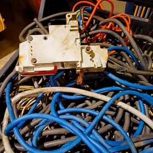 Cajón con Cables Eléctricos de Diversas Medidas y Colores - imagen 5