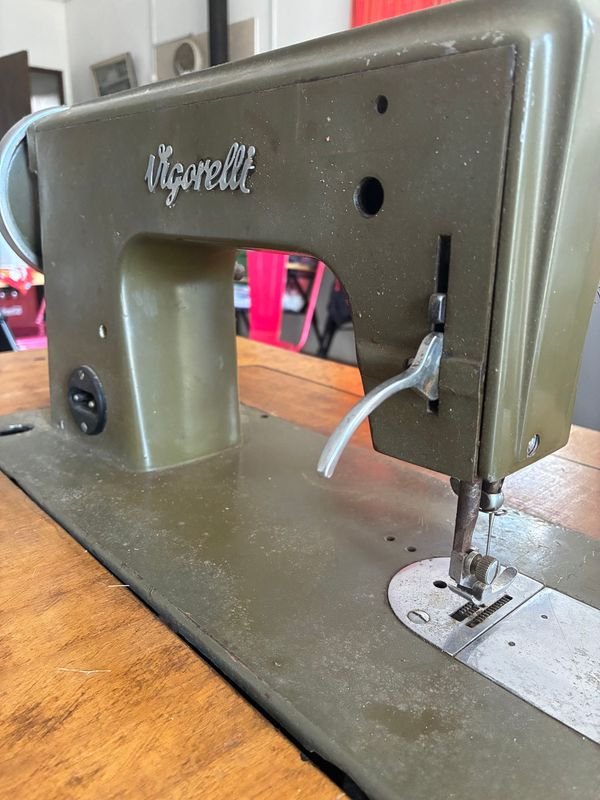 Lote siguiente: Máquina de coser antigua Vigorelli