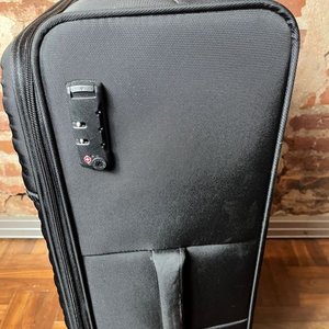 Valija de Viaje Negra con Ruedas y Cerradura - imagen 4