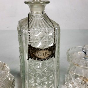 Juego de Cristalería Antigua: Botellón con Chapa "Jerez" y Dos Alhajeros - imagen 4