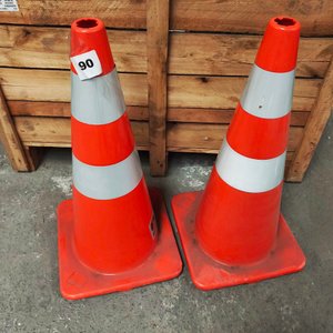 Dos Conos de Señalización Naranja Grandes con Bandas Reflectivas - imagen 2
