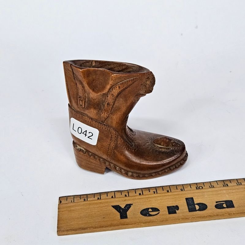 Destapador artesanal en madera con forma de bota - imagen 2