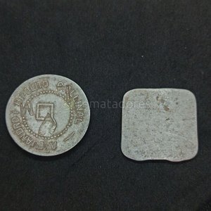 Moneda Antigua y Placa Metálica con Inscripción - imagen 2
