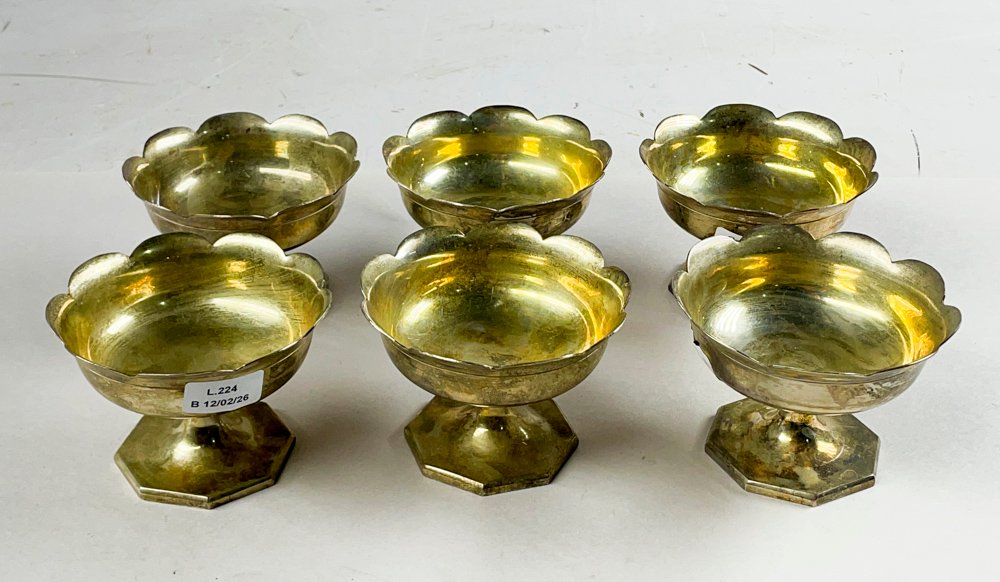 Lote siguiente: Seis copas para postre en metal con borde ondulado