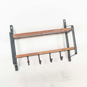 Lote siguiente: Repisa Rústica de Madera y Metal con 6 Perchas