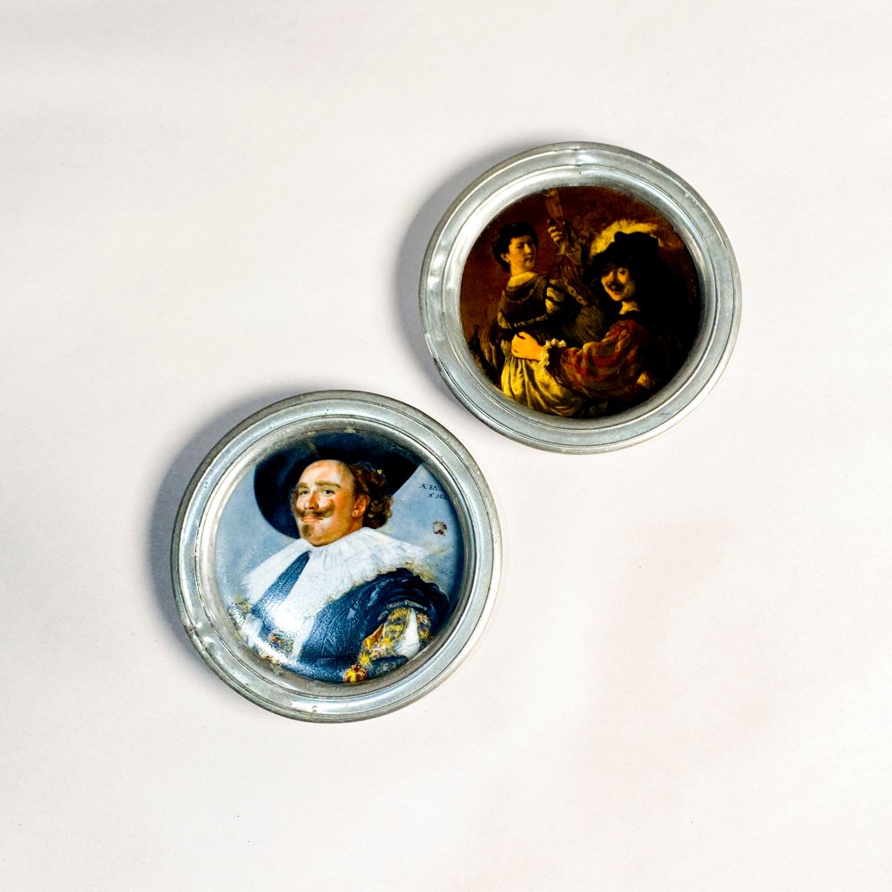Dos Platos Decorativos Bavaria Johann Seltmann Vohenstrauss con Guarda Metálica